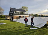 Opbouwen tent op sportpark 'Het Springer' (maandag 29 april 2024) (12/41)